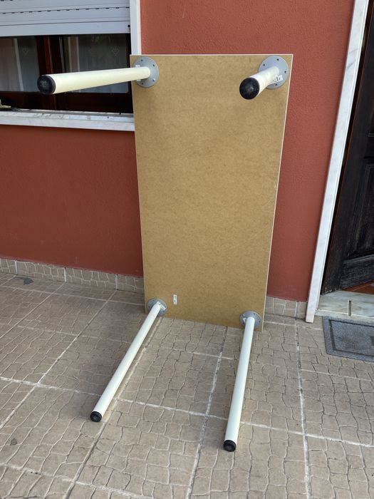 Secretaria /mesa IKEA 120x60cm com pés.