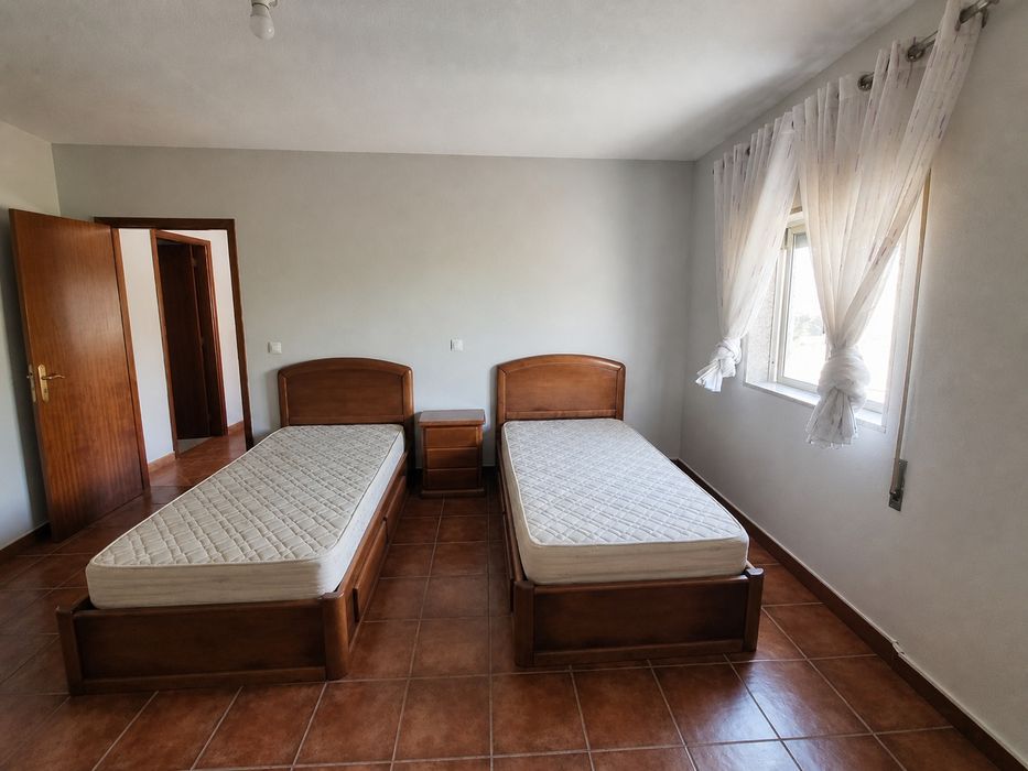 Conjunto de Quarto em Madeira – 2 Camas + 2 Colchões + 1 Secretária + 1 Mesa de Cabeceira