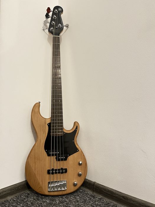 Gitara basowa 5 strunna Yamaha BB235