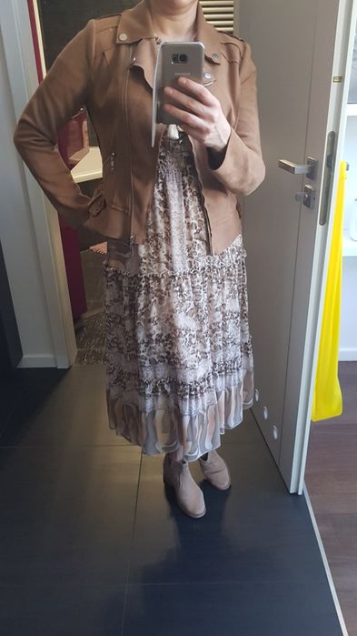 Beżowa sukienka z delikatnej tkaniny