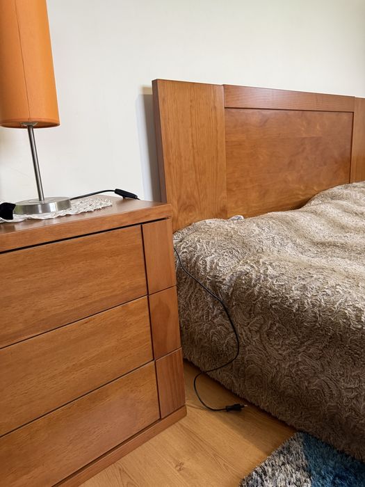 Cama de casal com elevatória e mesas de cabeceira