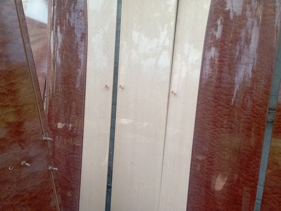 Гардероб  трёхдверный  бока шкафа овальные , размер стандарт.