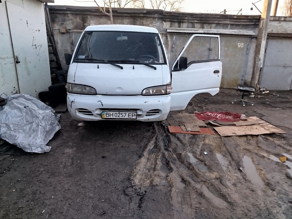 Продам запчастини на Хундай Н 100