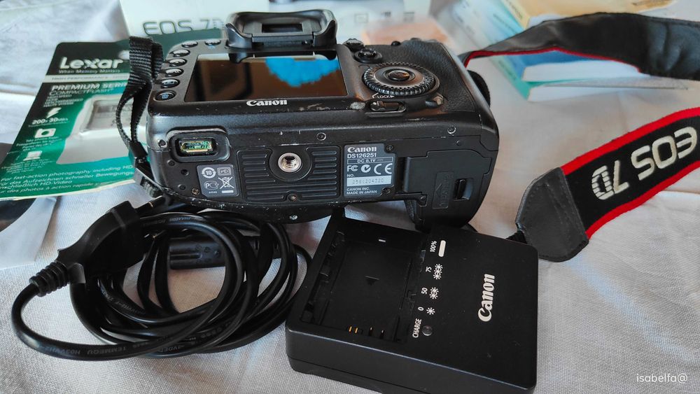 Canon EOS 7D- CORPO (26143 disparos) com caixa + Bateria + Carregador+ cartão + alça (tudo original) ótimo estado