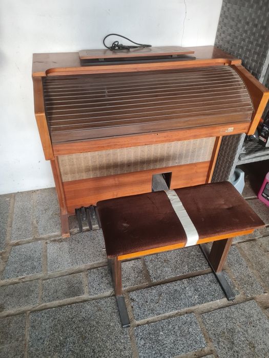 Piano antigo em bom estado