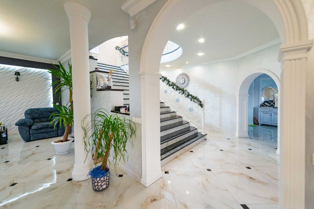 Особняк 280,0 м кв. сучасний ремонт, меблі, техніка, 0,18га.