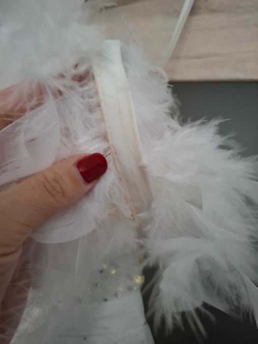 Biała błyszcząca sukienka panieński