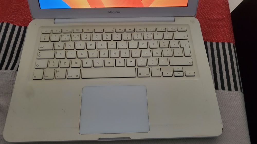 Macbook White a1342