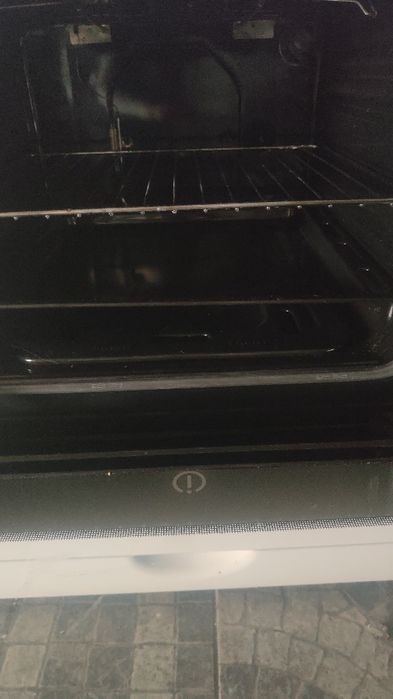 Fogão a gás da Indesit.