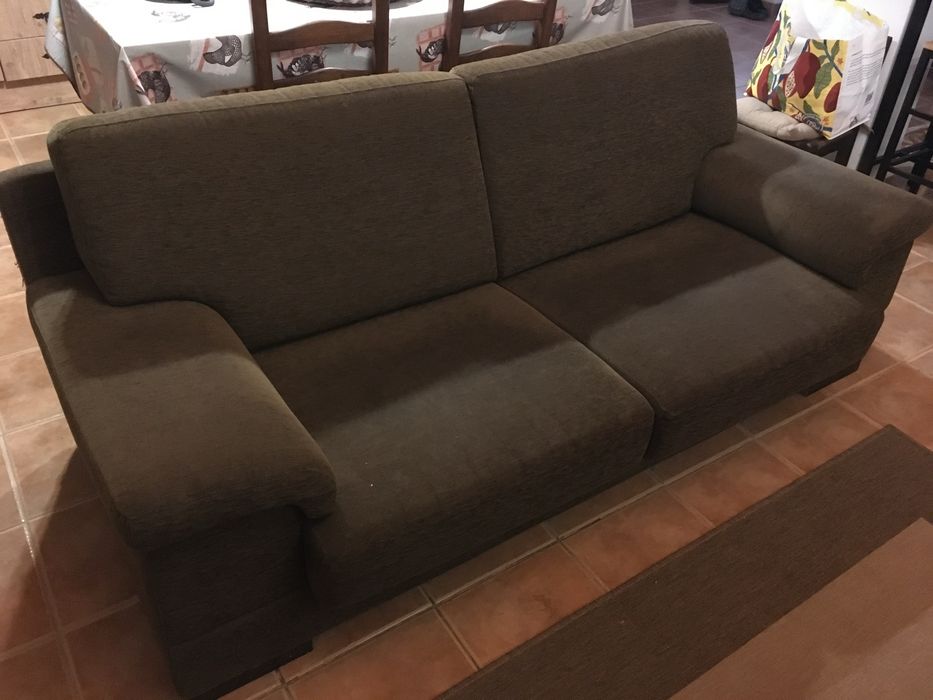 Sofá de 3lugares de côr castanha