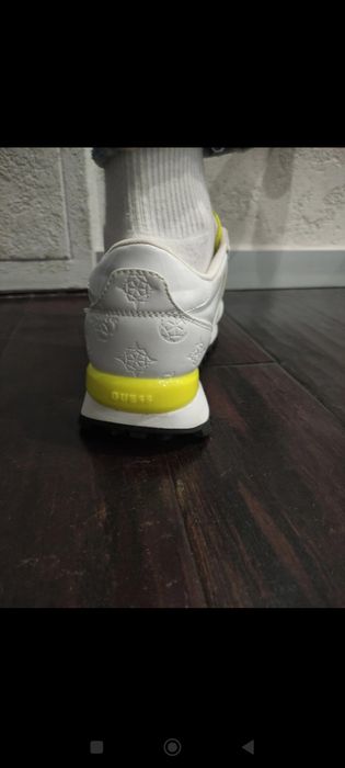 Sneakersy firmy Guess.