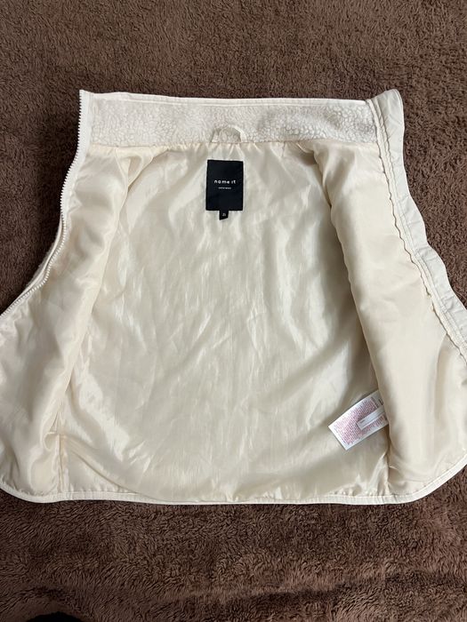 Жилетка на синтепоне 122-128;жилетка весенняя,желетка молочная,жилетка