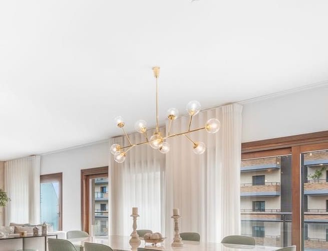 Candeeiro de Teto em Metal Dourado com Globos de Vidro Clear