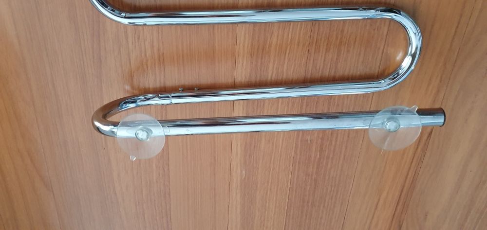 2 Toalheiros de pé.
