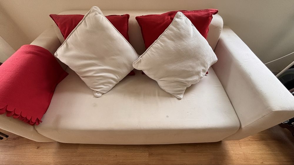 Sofa beje de dois lugares