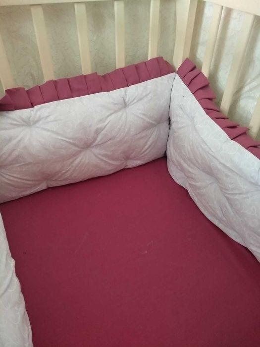 Дитяче ліжечко і комод