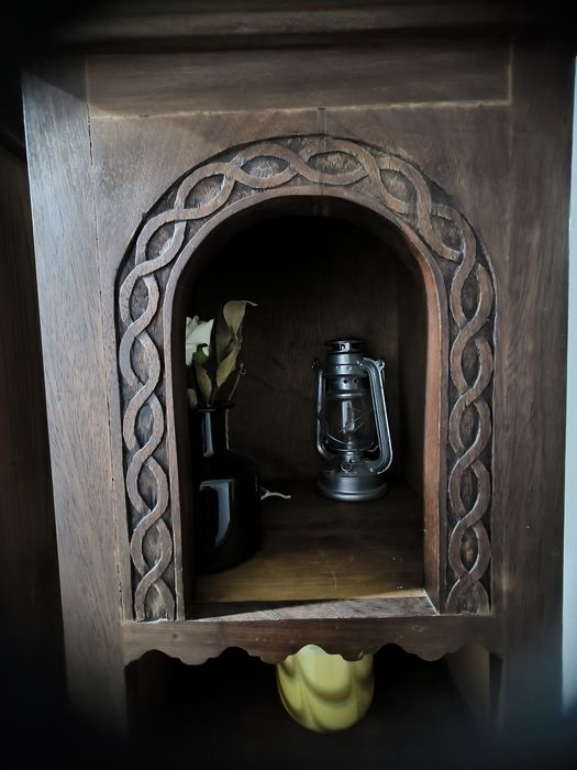 Móvel estante estreito