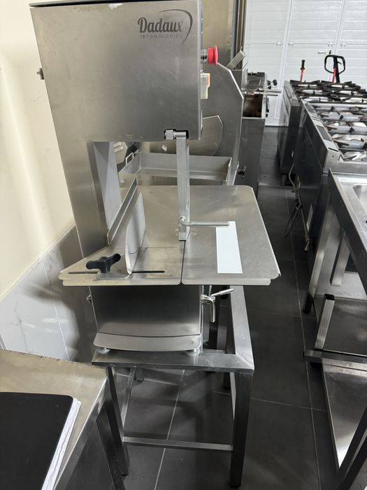 Serra  ossos , serra peixe congelos , bacalhau