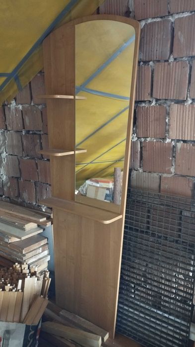 Deska z półkami i lustrem