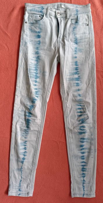 Spodnie jeans -stretch - białe w niebieskie plamy STRADIVARIUS” roz.36