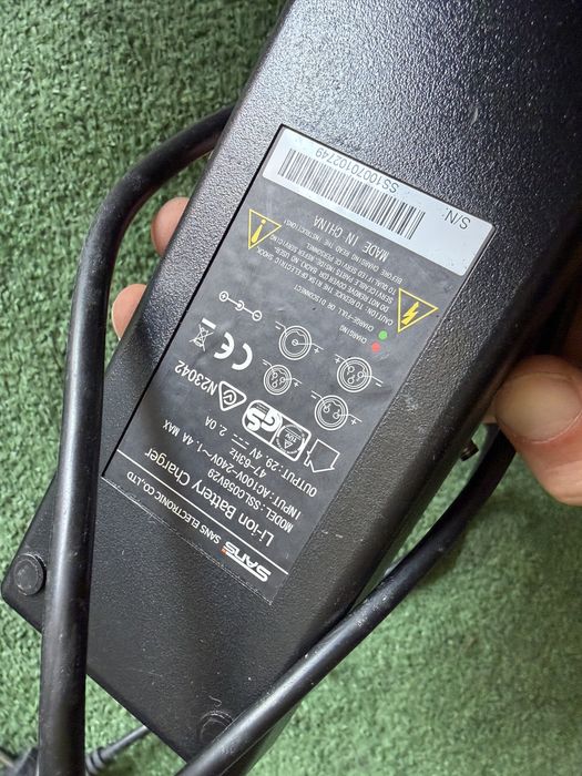 Ładowarka SANS 29.4V-2A