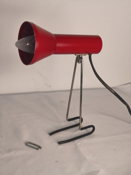 Lampa biurkowa PRL – AKA Typ 3140, czerwona, metalowa, Narva