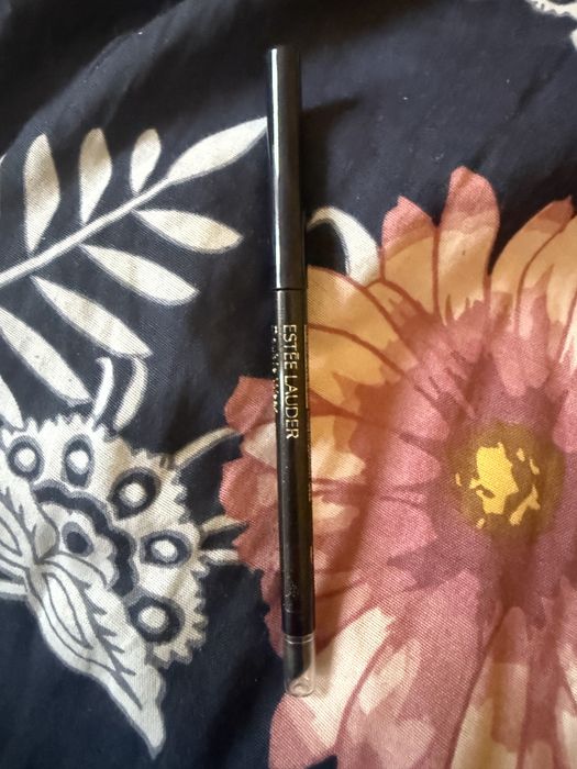 Kredka do oczow estee lauder czarna uzyta raz na rece
