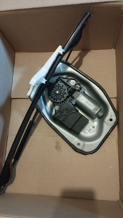 Podnośnik szyby PRAWY TYŁ  VW Golf V Plus  5M0839402D