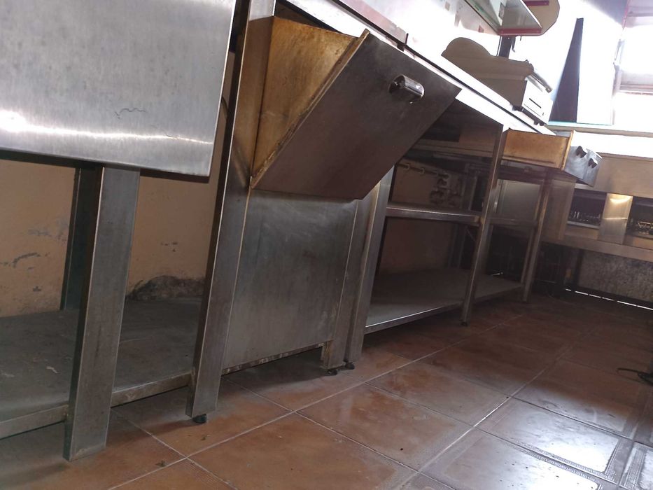 Balcoes de café com frigorificos e montras