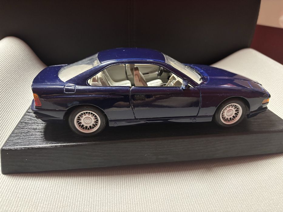 BMW 850i (1990) w skali 1:18