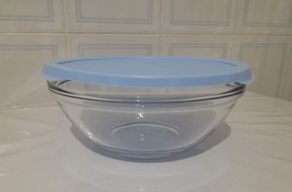 Saladeira de vidro com tampa azul da Tupperware