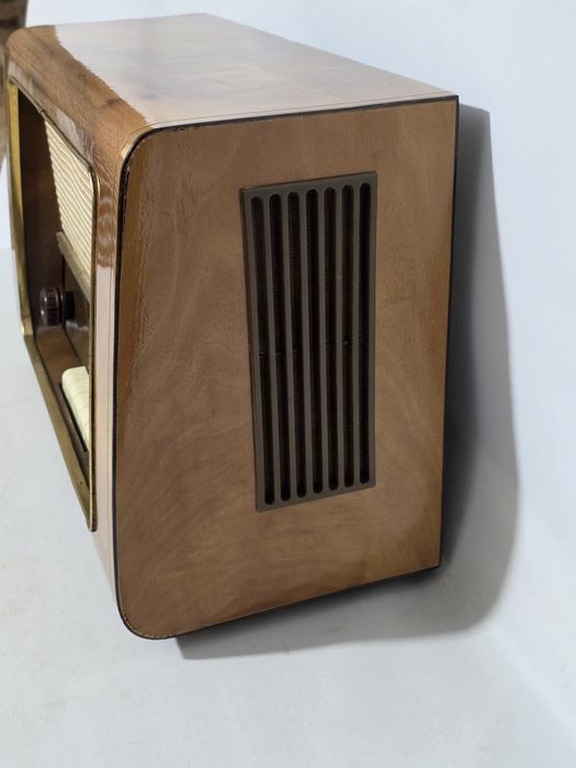 Rádio antigo reparado EMUD