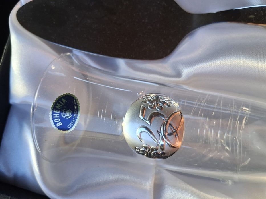 Copos de champanhe e talheres de corte de bolo