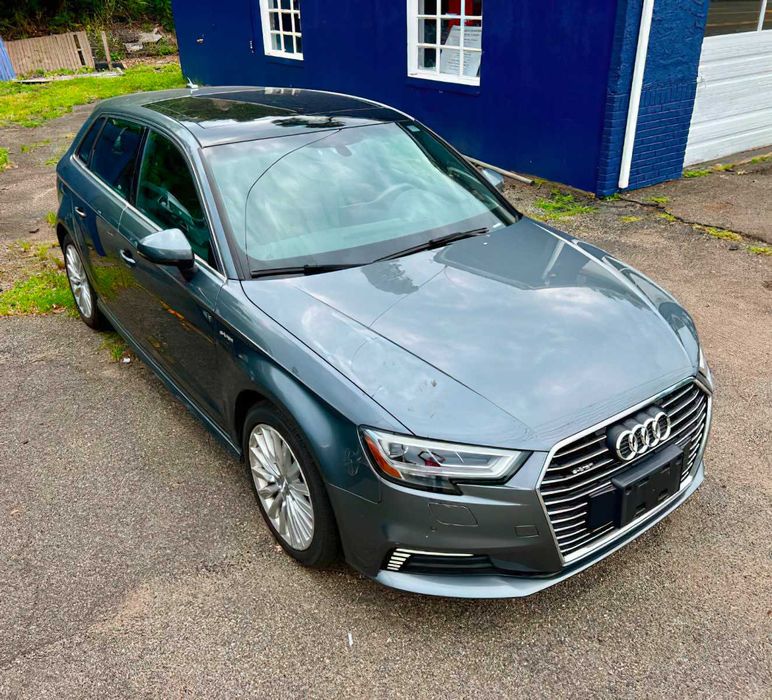 Audi A3 e-tron      2017