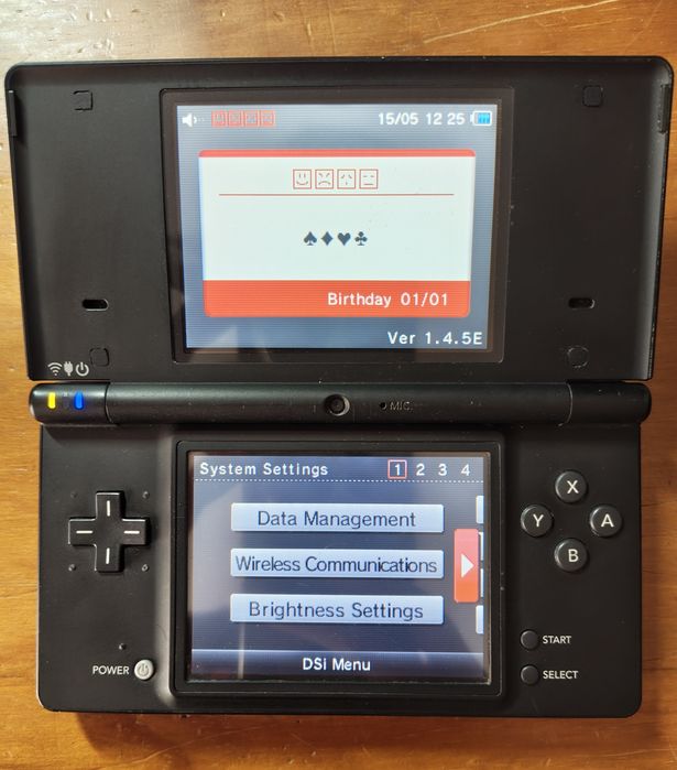 Nintendo DSi com carregador