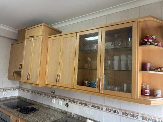 Armários de cozinha e bancada em granito