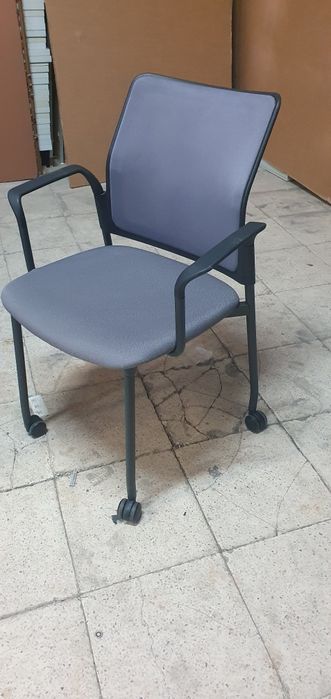 Cadeiras rodadas para auditório