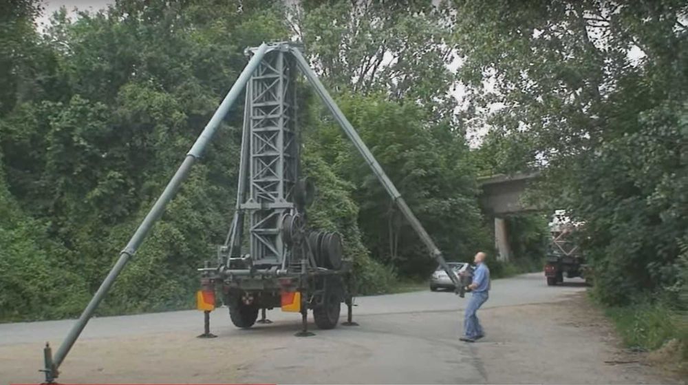 Militaria - mobilna wieża pod nadajnik - 25m.