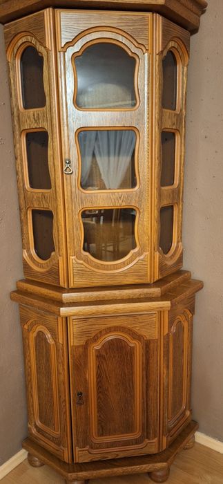 Kredens narożnikowy