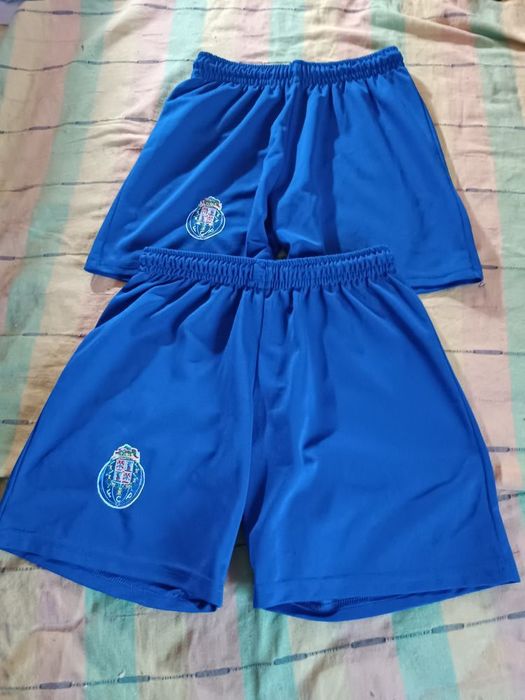 2 Camisolas e 2 calções do original e assi Futebol clube do Porto Assinadas por jogador .. Jogou nos anos 70 ... Original