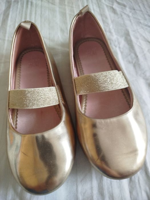 Балетки дівчачі кольору золото.