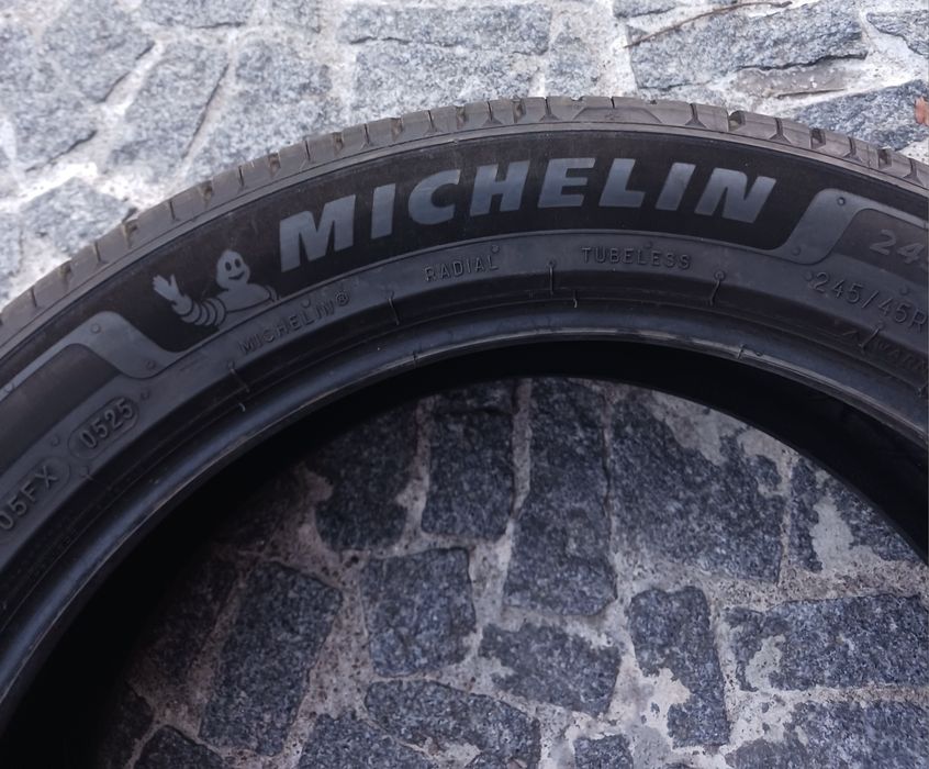 Vendo pneus semi-novos 245/45/18 Michelin