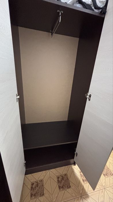 Шафа в прихожу з дзеркалом