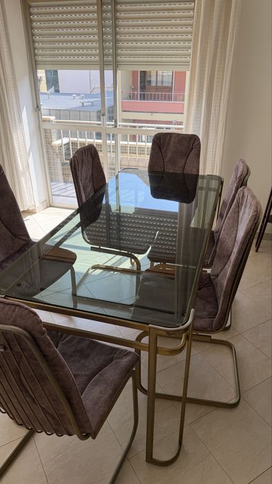 Mesa de jantar em vidro com 6 cadeiras
