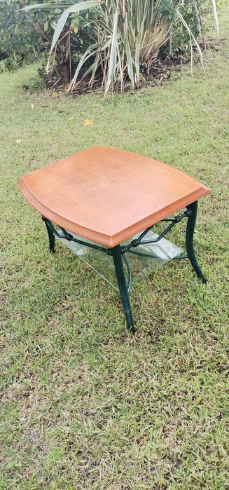 Mesa de centro estrutura metálica,com tampo em madeira e prateleira em