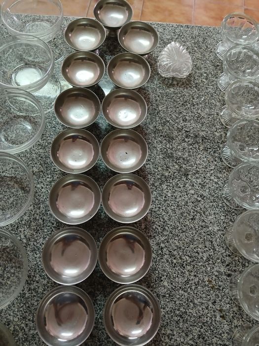 Pratos; copos de pé; taças de musse e outras louças e talheres novos