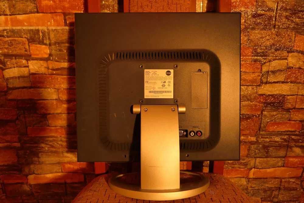 Yakumo - monitor , zgrabny , sprawny , kompletny .