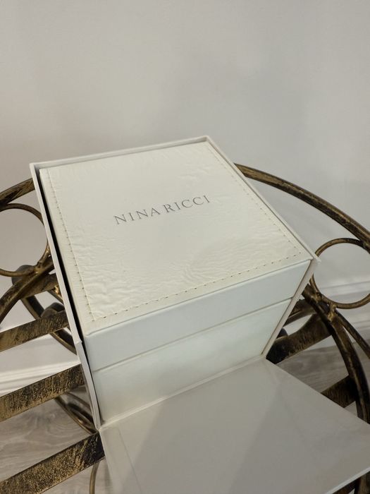 Nina Ricci часы.