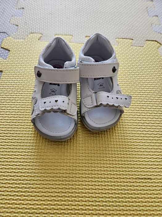 Białe sandałki Lasocki