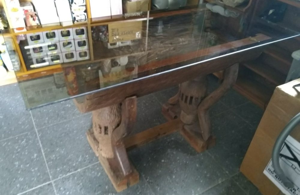 Mesa em Madeira maciça muito densa- Teka